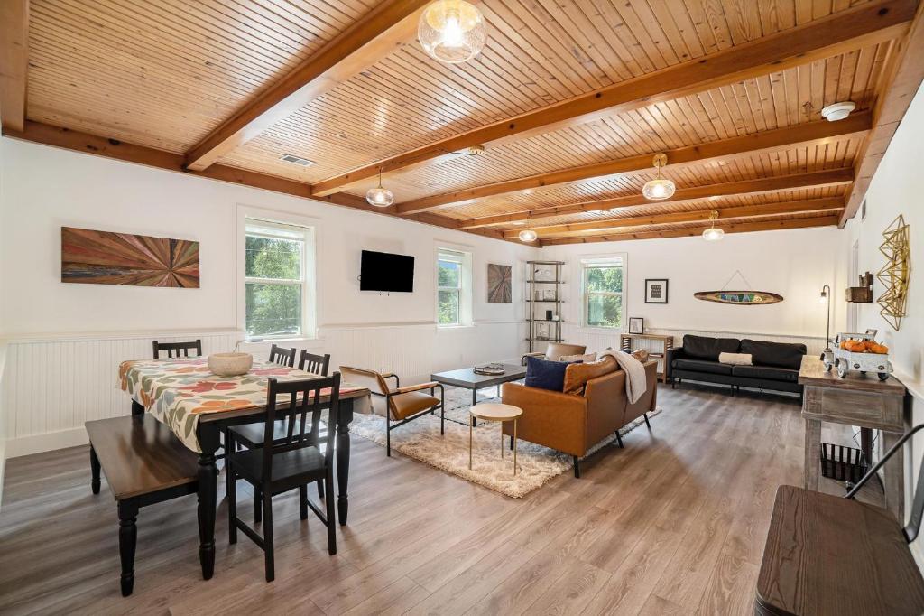 Center Suite B, Douglas