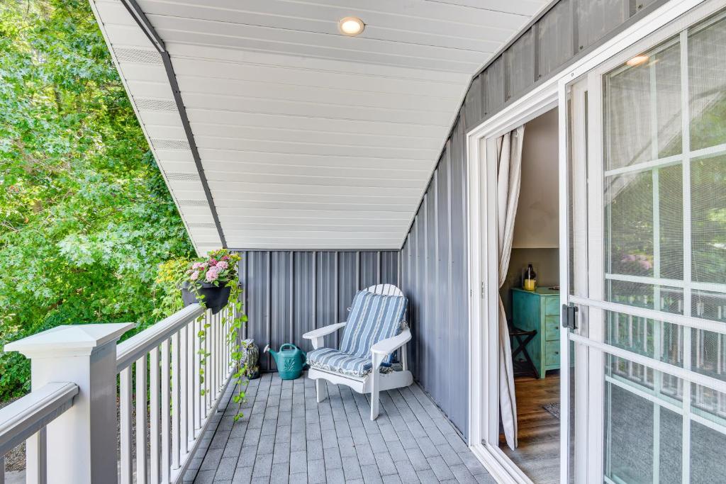 Benton Harbor Apt with Balcony and Fire Pit, Benton Harbor