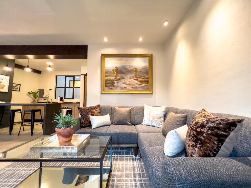 Modern Apartment Steps from main plaza - 4