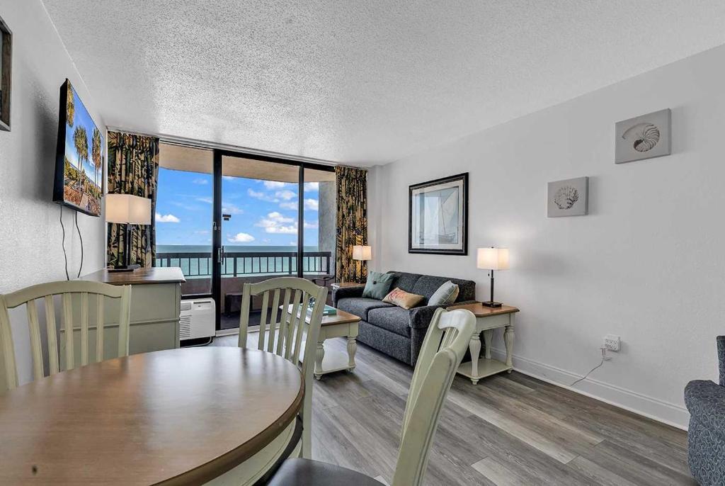 Coastal Suite Renovated with Oceanfront Charm, Myrtle Beach