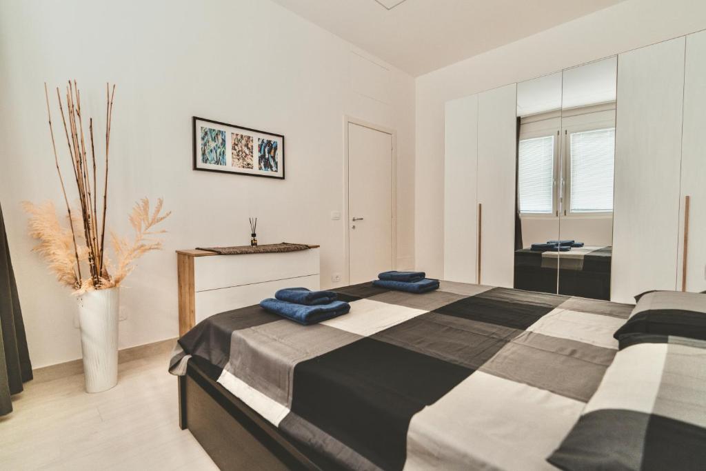 Exclusive Luxury Home with Private Parking - 5