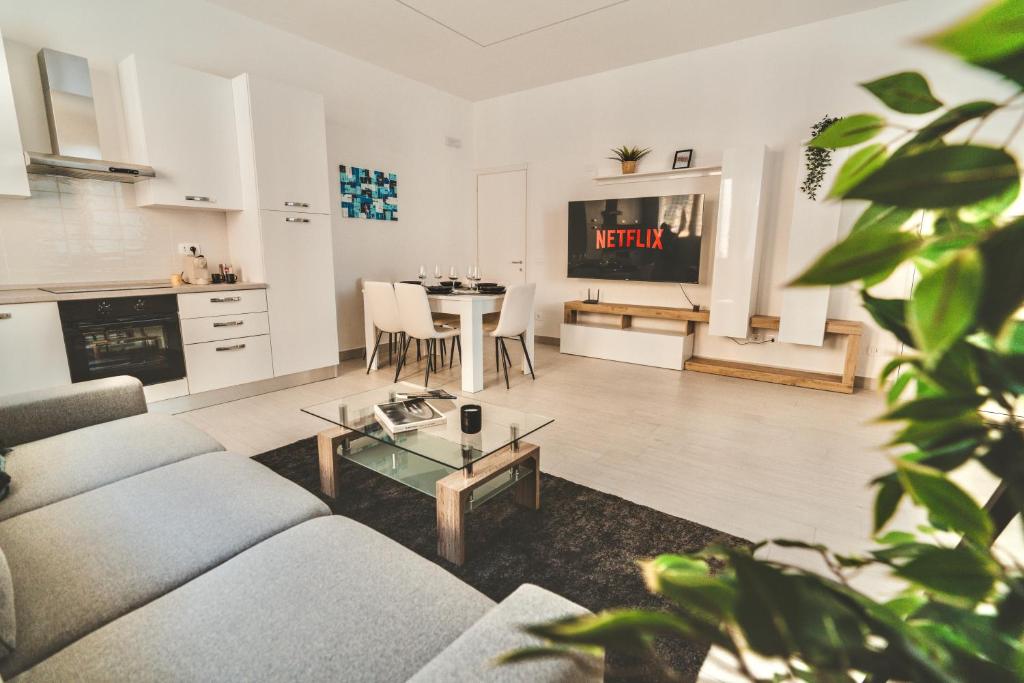 Exclusive Luxury Home with Private Parking - 3