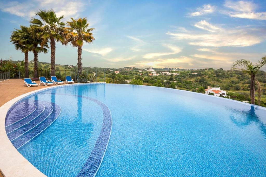 Modern apartment with in-&outside pool, sauna&gym, heating, rooftop terrace with amazing sea&mountains view, Lagos