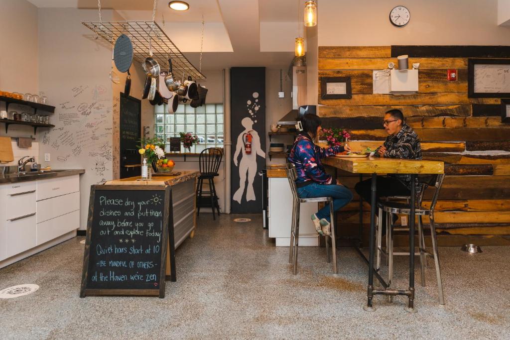 Kitchen, The Haven Hostel in Thunder Bay (ON)