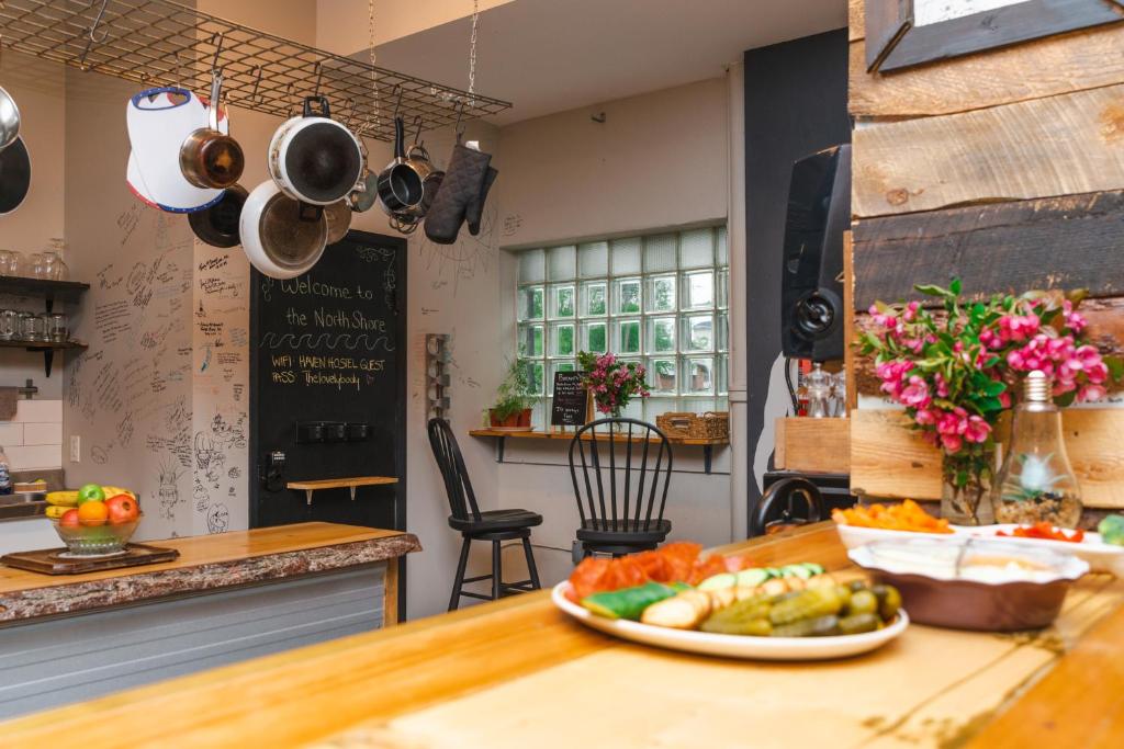 Kitchen, The Haven Hostel in Thunder Bay (ON)