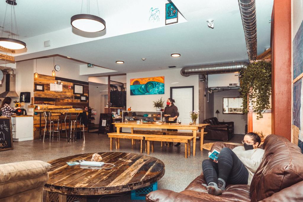 Shared lounge/TV area, The Haven Hostel in Thunder Bay (ON)