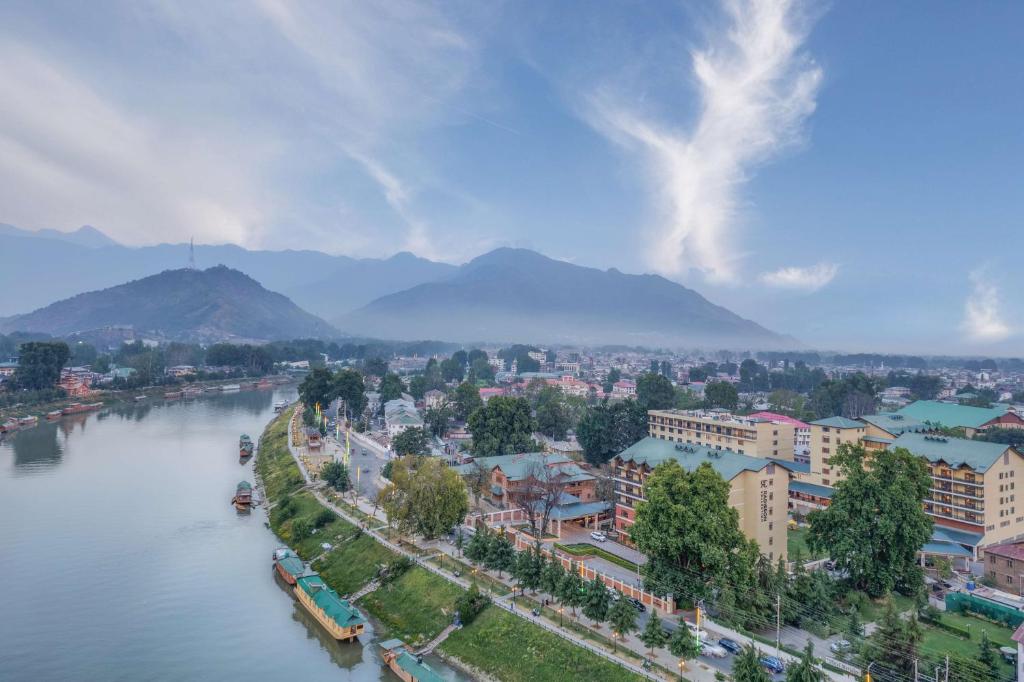 Radisson Collection Hotel & Spa, Riverfront Srinagar, Šrínagar