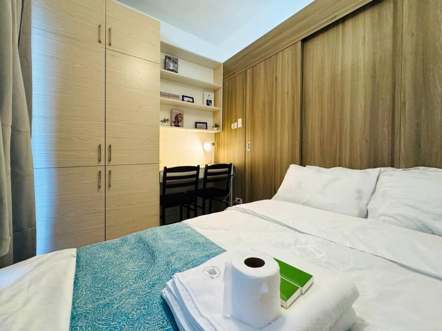 1BR Condotel with Balcony at FAME Residences #FM42, Manille