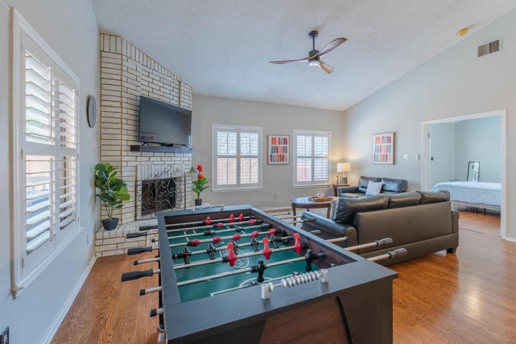 Beautiful Home With Pool, Games & Covered Patio, San Antonio