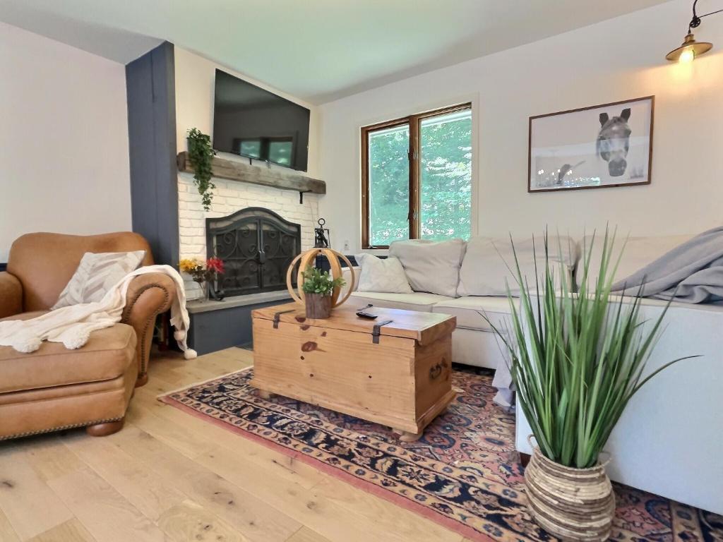 BearRight- AC, Pool, Hot Tub, Grill, FirePit, Killington