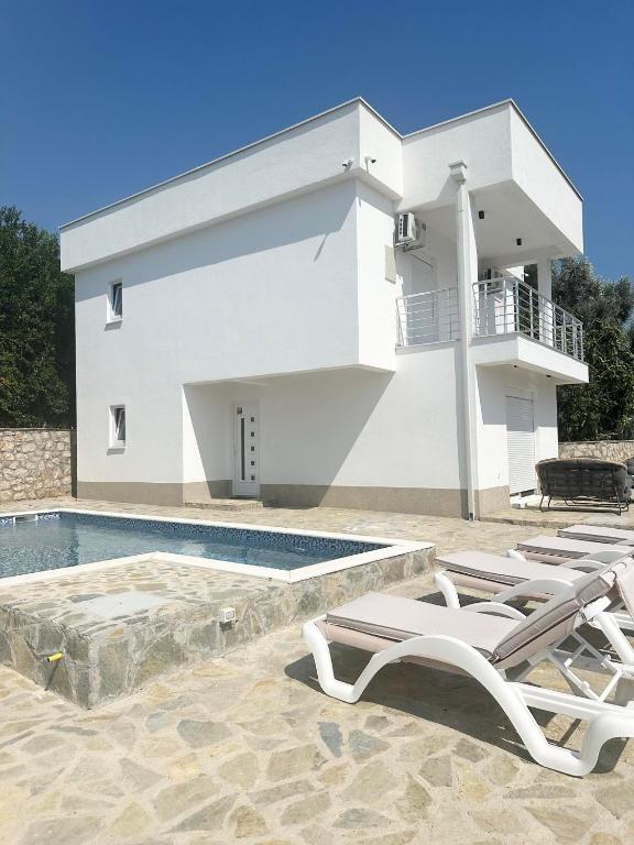 L U X V I L A, Dobre Vode, Dobra Voda