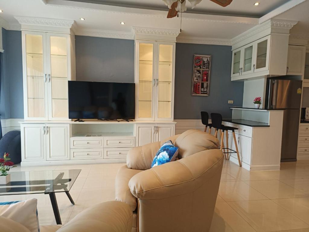 Shared lounge/TV area