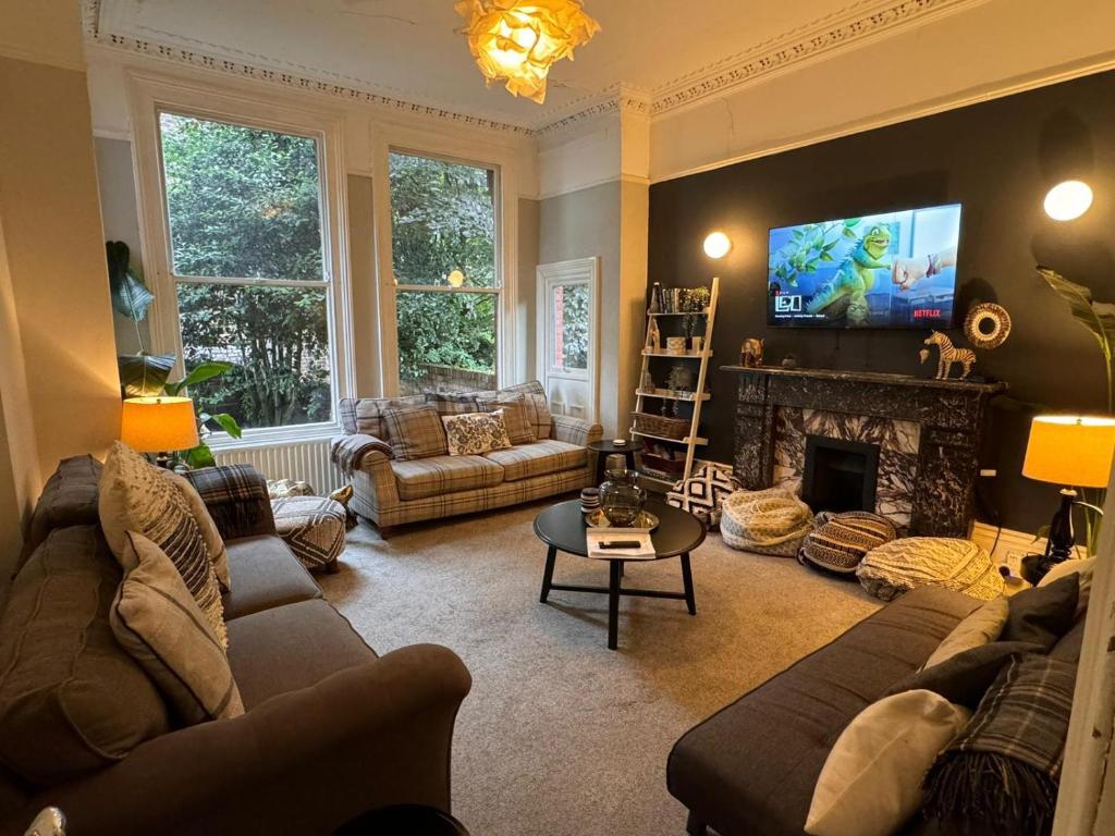 Deluxe Huge Detached House with Parking, sleeps up to 30 people, 2m from Liverpool City Centre, Liverpool