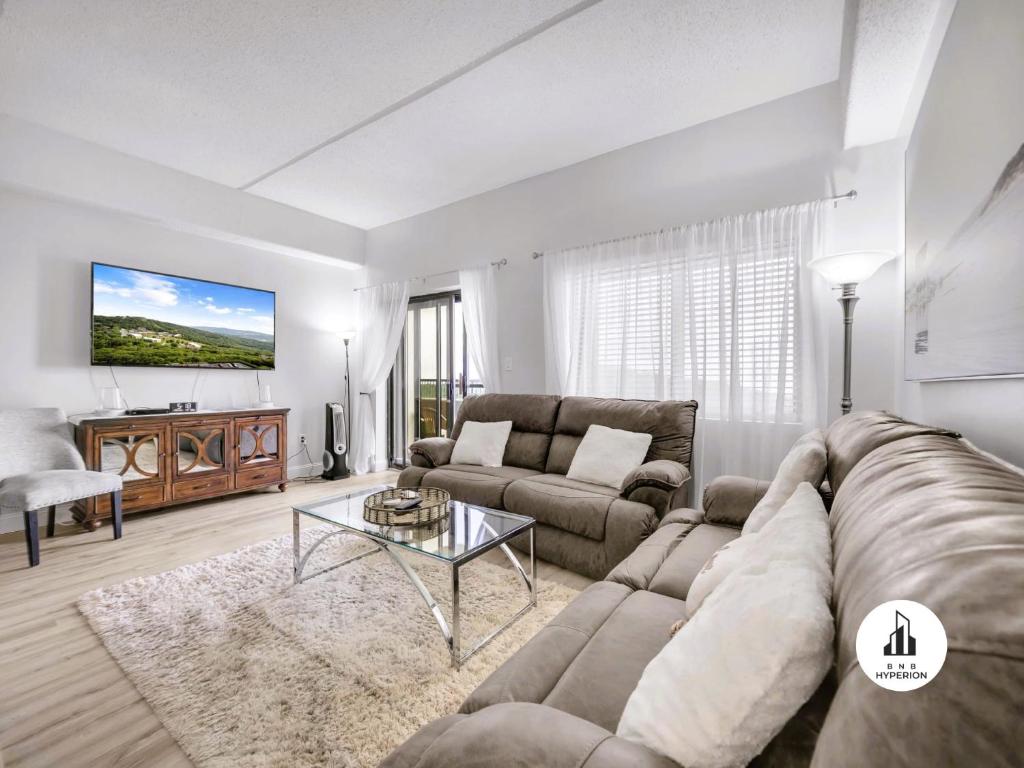 Uhost AI - 2BR 2BA Suite with Balcony - 6 Sleeps, Sugar Mountain