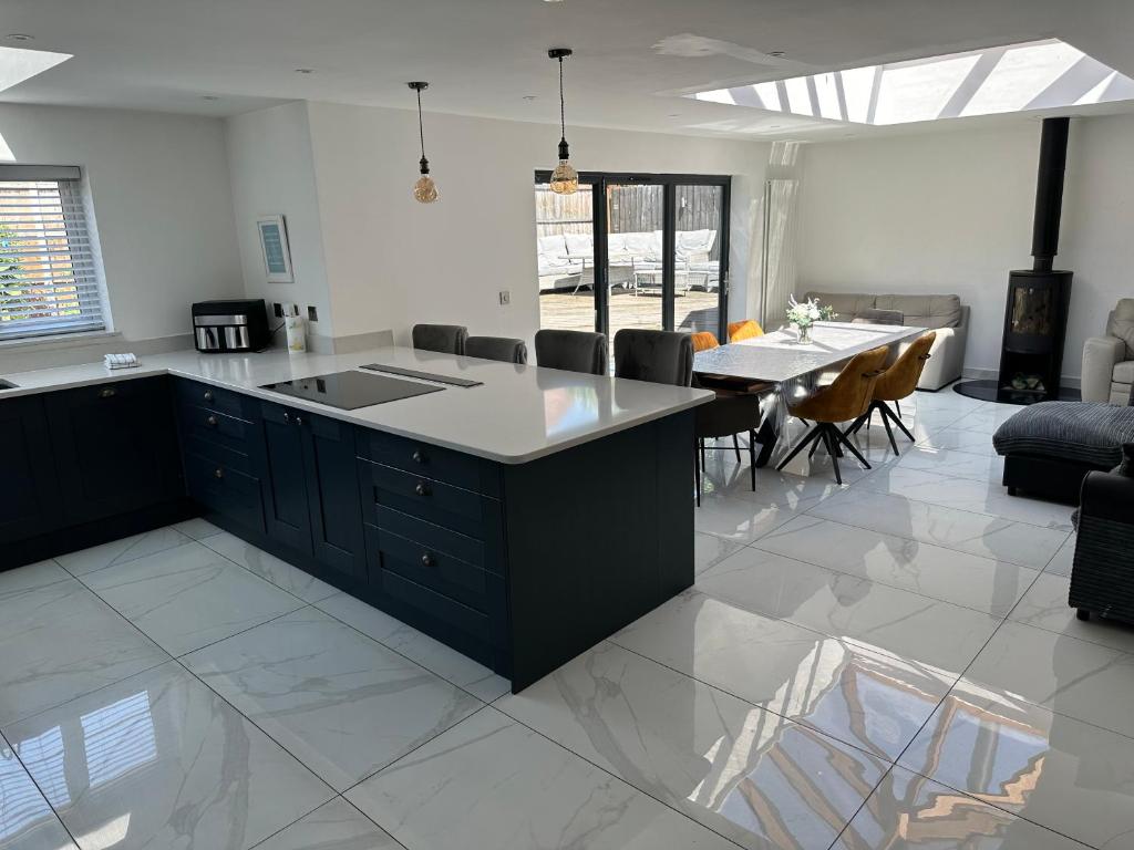 PARK VIEW, 6 bed family home, wifi parking, garden, Kettering