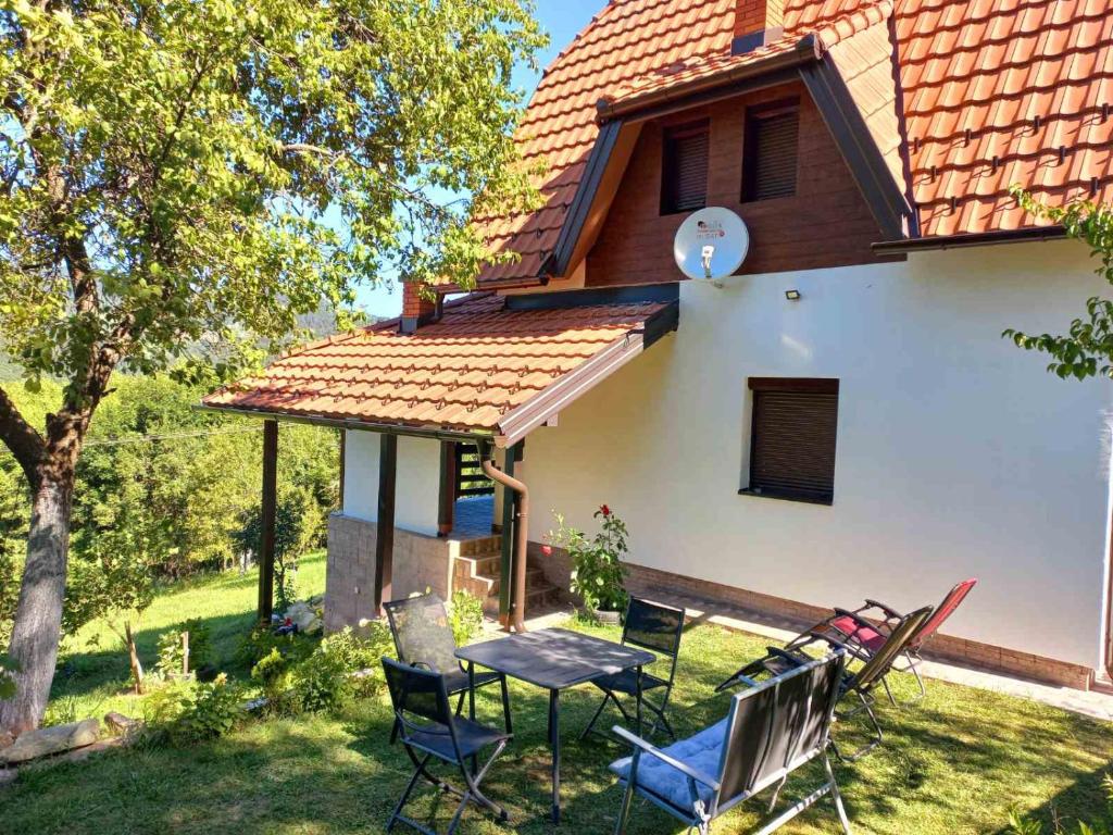 TARA Vila Rajak, Zaovine