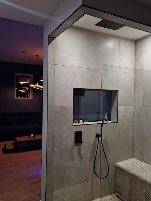 Suite avec jacuzzi & terrasse vue sur l'Orb - 4
