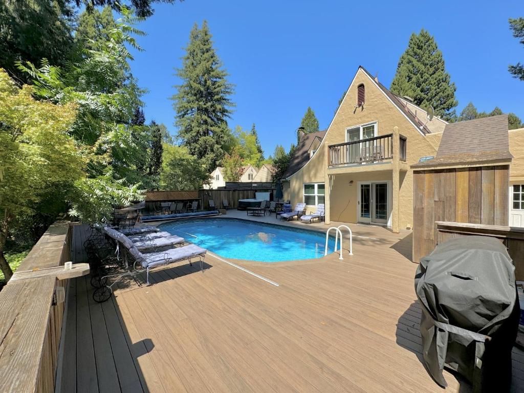 Lovely Tudor Home With Pool & Spa Near Russian River, Guerneville