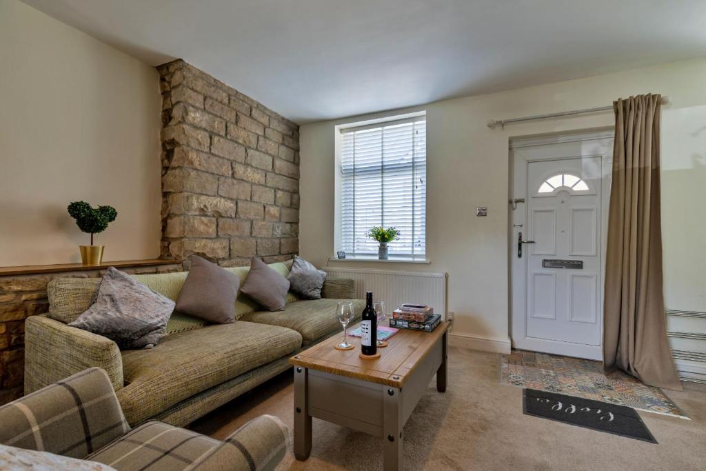 Finest Retreats - Suzys Cottage, Disley