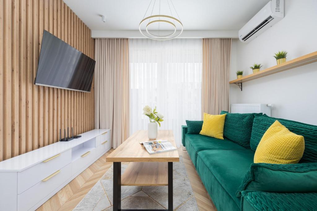 Nowoczesny Apartament z balkonem i miejscem parkingowym Warszawa Ursus by Noclegi Renters, Varsavia
