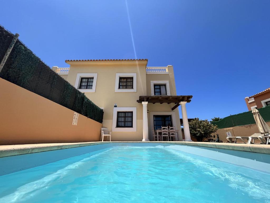 Villa - Sleeps 6 - Pool - Pets Ok - Parking - 2