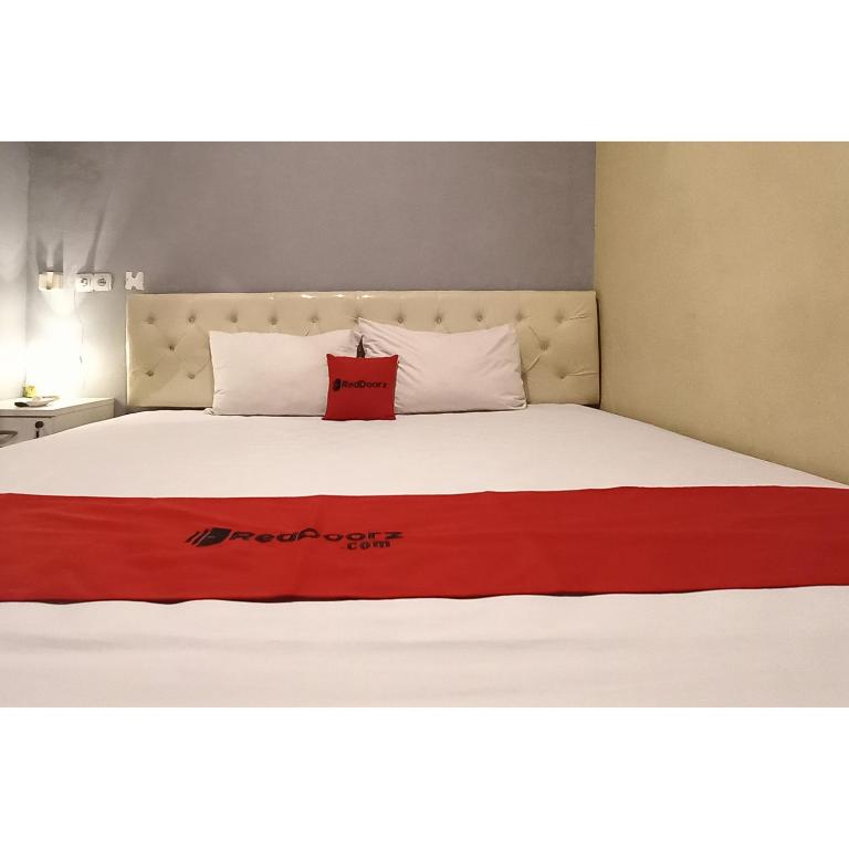 RedDoorz at Deluxe Hotel near Terminal Purabaya Bungurasih, Sidoarjo