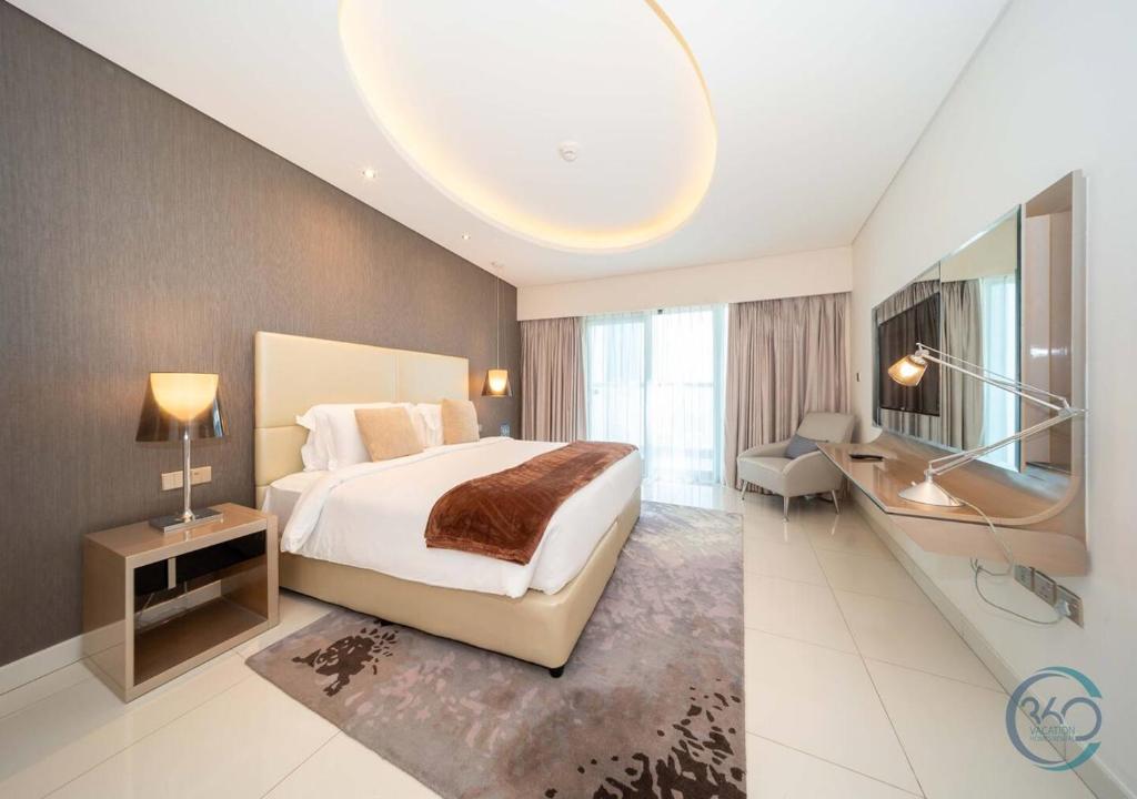 Spacious 1BR Apartment in Damac Paramount Towers BB, Dubaj