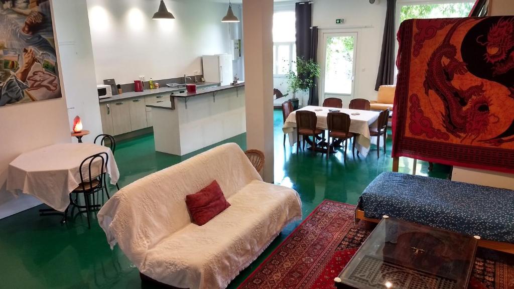 Logement spacieux et original proche gare au RDC - 2