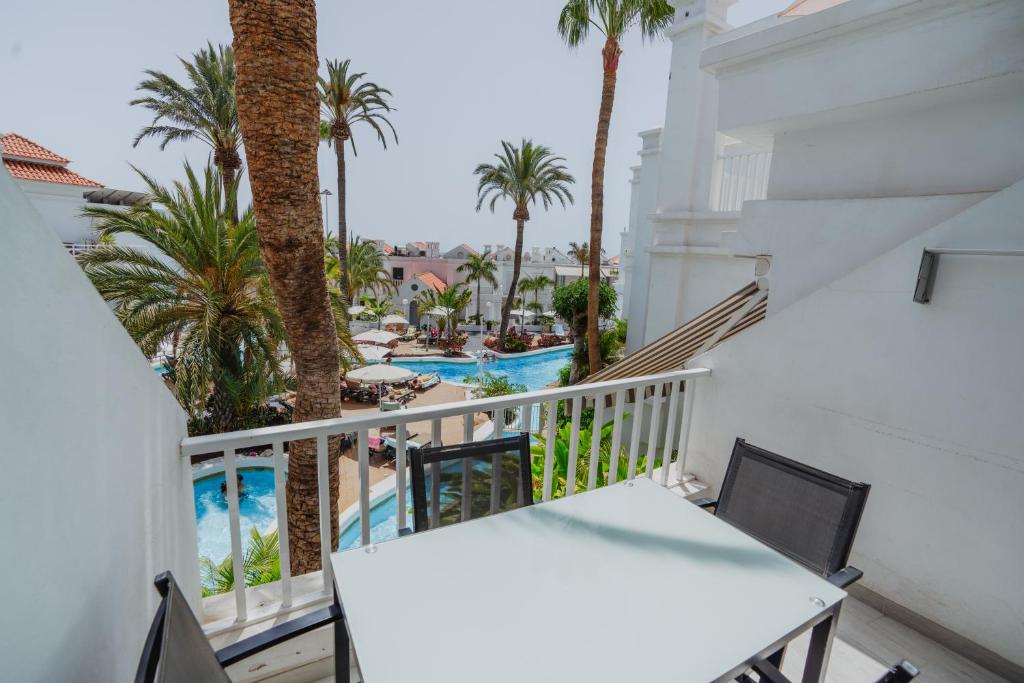 Lagos de Fañabé Beach Resort — Hotel rooms in Costa Adeje, Canary Islands