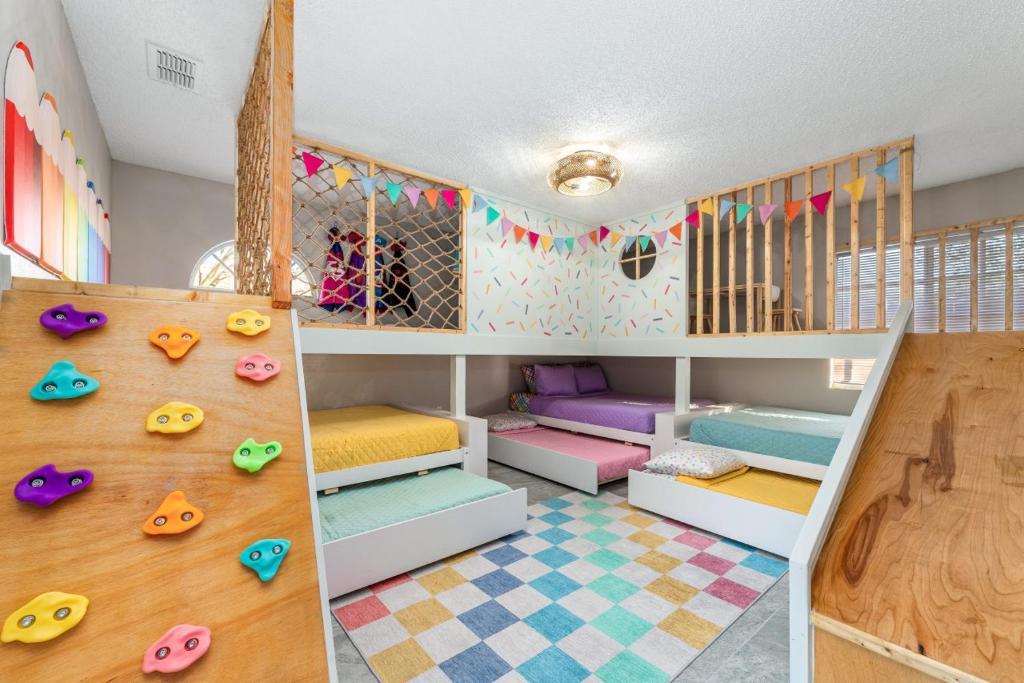 7 BR Heated Pool, Game Room, Theater, Sleeps 25, Tampa