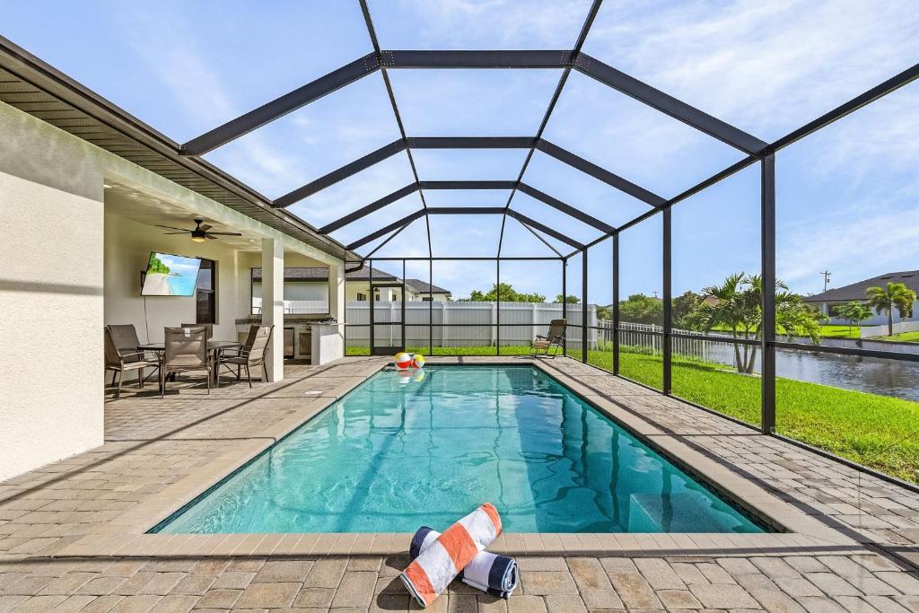 Tranquil Canal Views, Saltwater Pool - Modern Retreat on the 21st - Roelens, Cape Coral