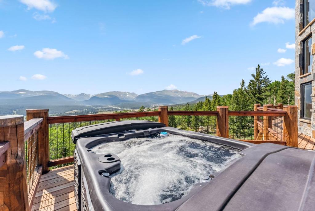 Custom 2BR & Loft Home, with Hot Tub & Stunning Views, Alma