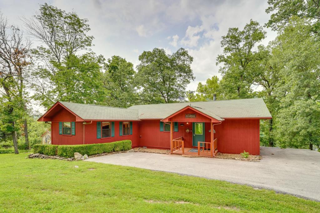 Flippin Home with Fire Pit Walk to White River!, Flippin