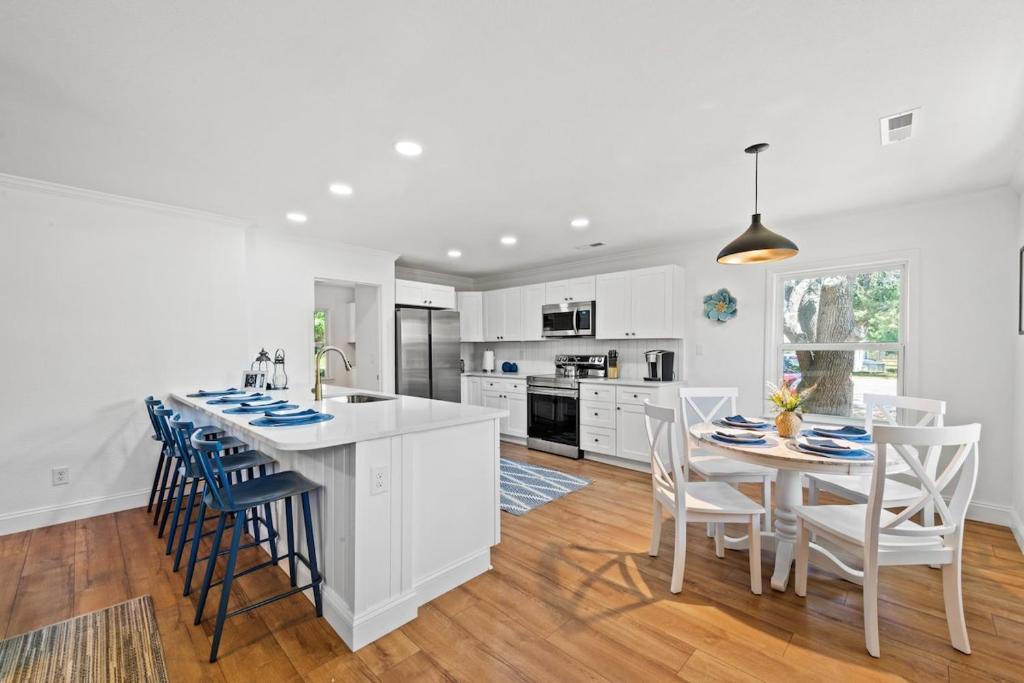 4 bedroom pool home 1 block from the Beach!, Myrtle Beach