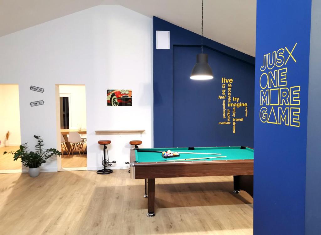 ''Bjonda'' 200m2 on two floors - Game Room, Hot Tub and Kids Zone - large balconies on each floor, Mlini