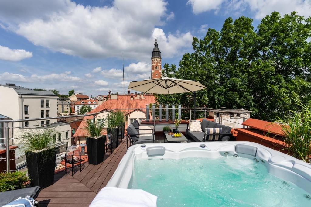 Rooftop Wawel view with jacuzzi l luxury apartment, Krakov