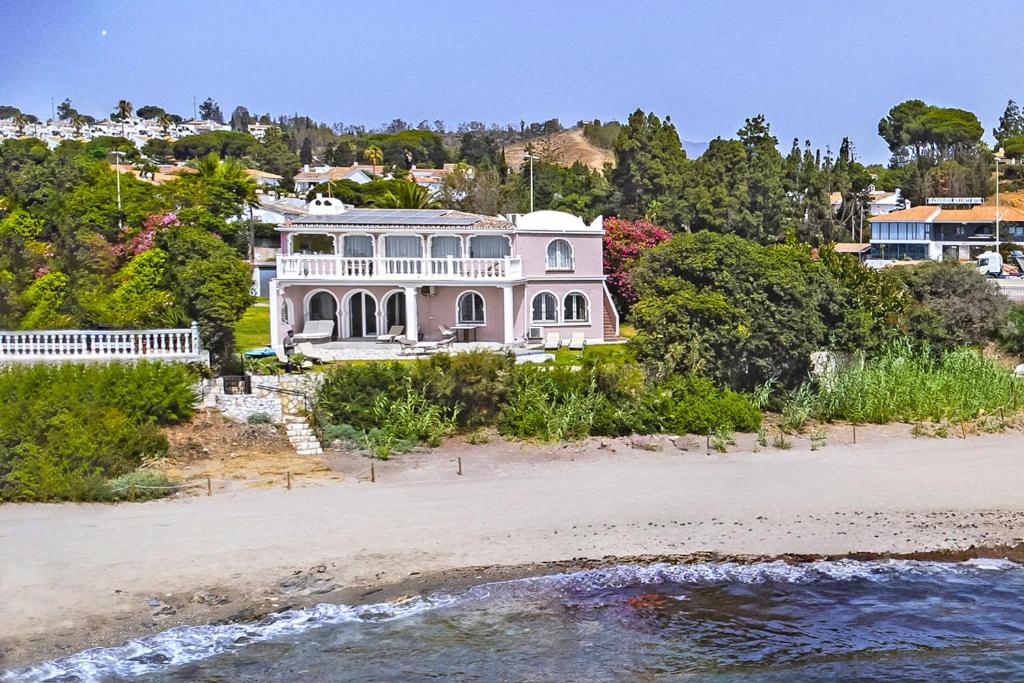 Cubo's Beachfront Villa Khayyam - 3