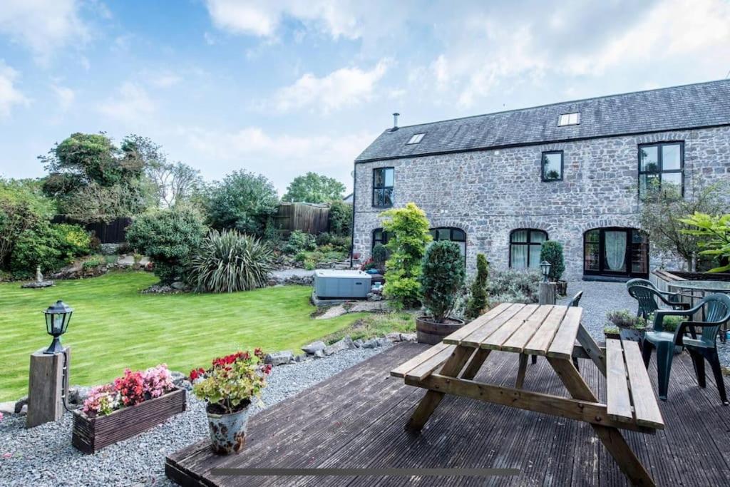 Spacious converted barn with hot tub - Sleeps 8, Pembrokeshire