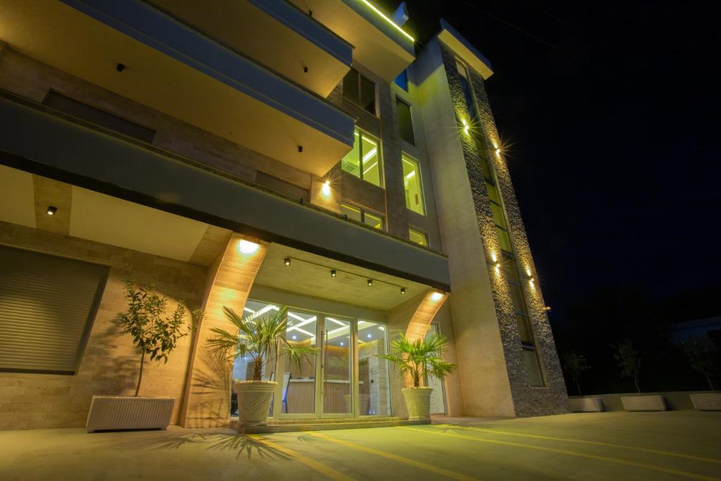Amber Lux Apartments - 3