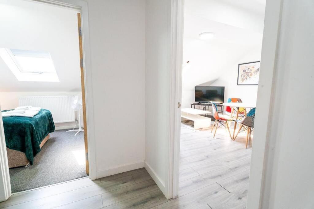 3 Bedroom Apartment, Walking Distance to Centre & Amazing Food at your door step, Cardiff