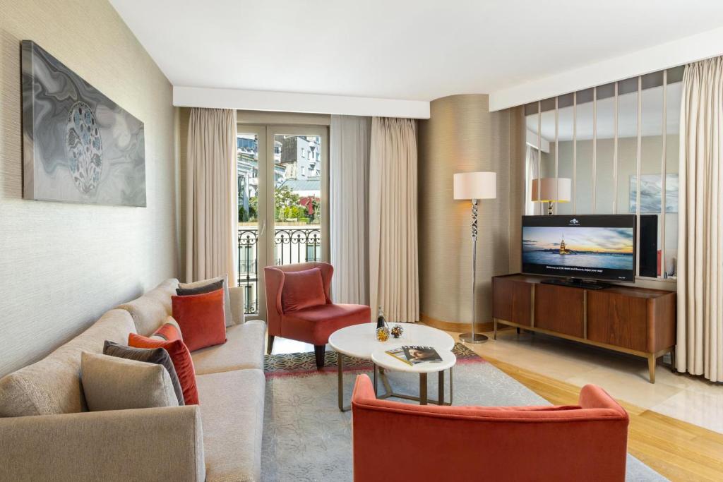 Shared lounge/TV area