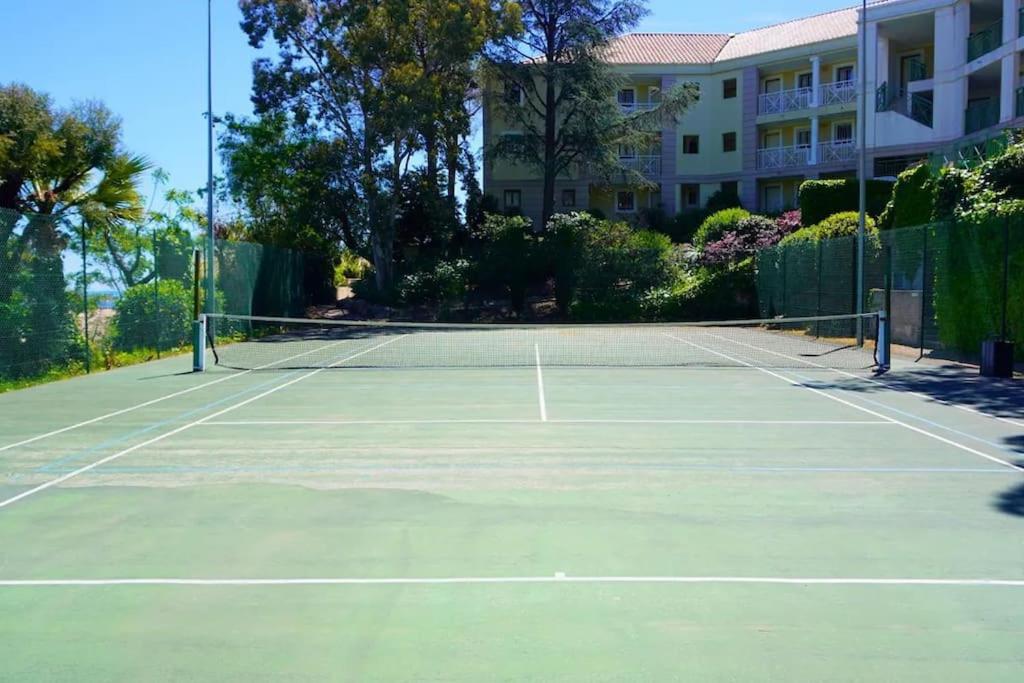 4 people with Pool Tennis Parking air cond - 2