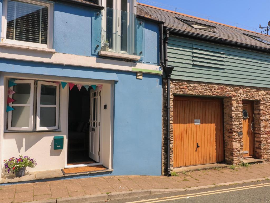 Broadstone Boathouse self-catering apartment in central Dartmouth