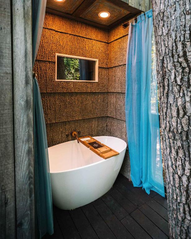 Treetop Hideaways: Redbud Treehouse in Chattanooga, Chattanooga