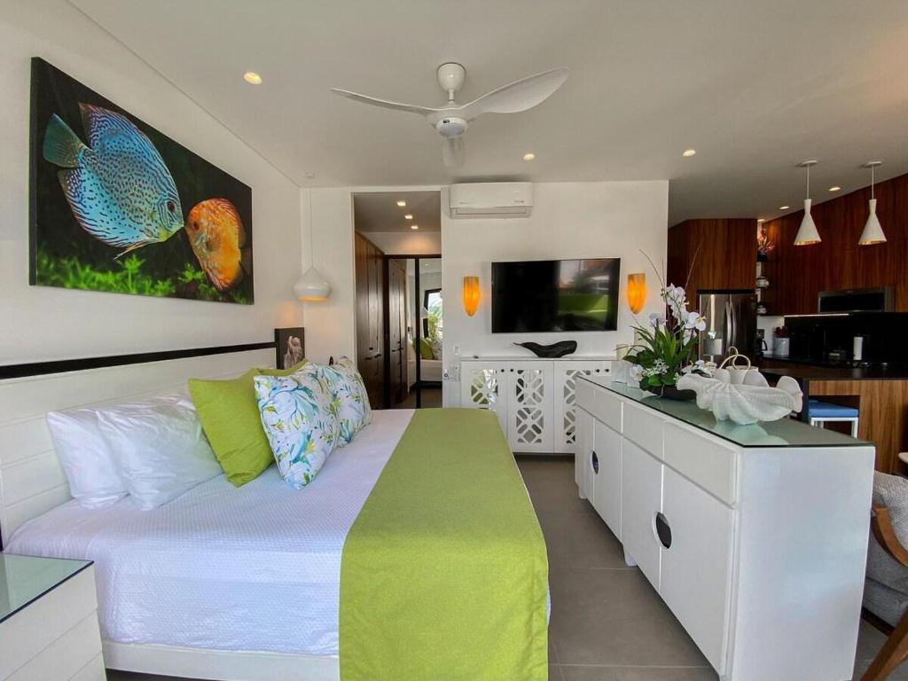 Blissful Ocean-View Penthouse with Rooftop Pool - 4