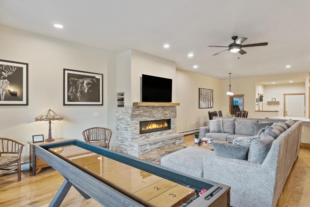 Shuffleboard Table - Modern Kitchen - Garage - Hot Tub, Steamboat Springs