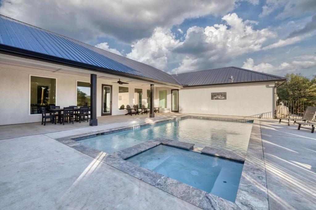 Mountain View Manor, Concan