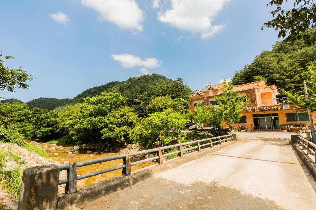 hongceon byeolbicheureuneunmaeul pensyeon, Hongcheon