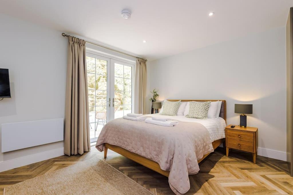 Rock Mill - Deluxe Apartments with Private Terrace, Stoney Middleton