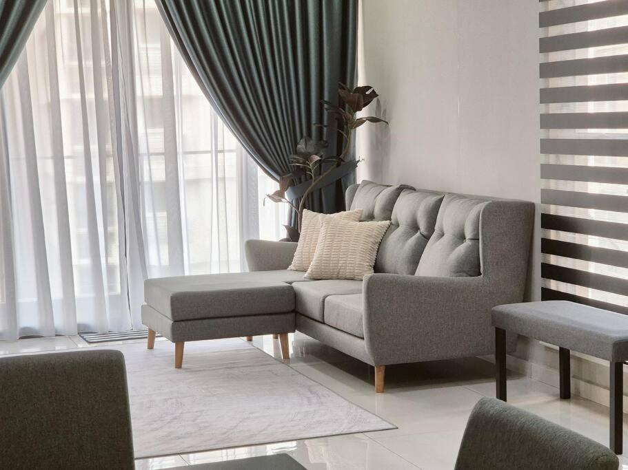 Direct mall access & beach - Large group 8 pax, Johor Bahru